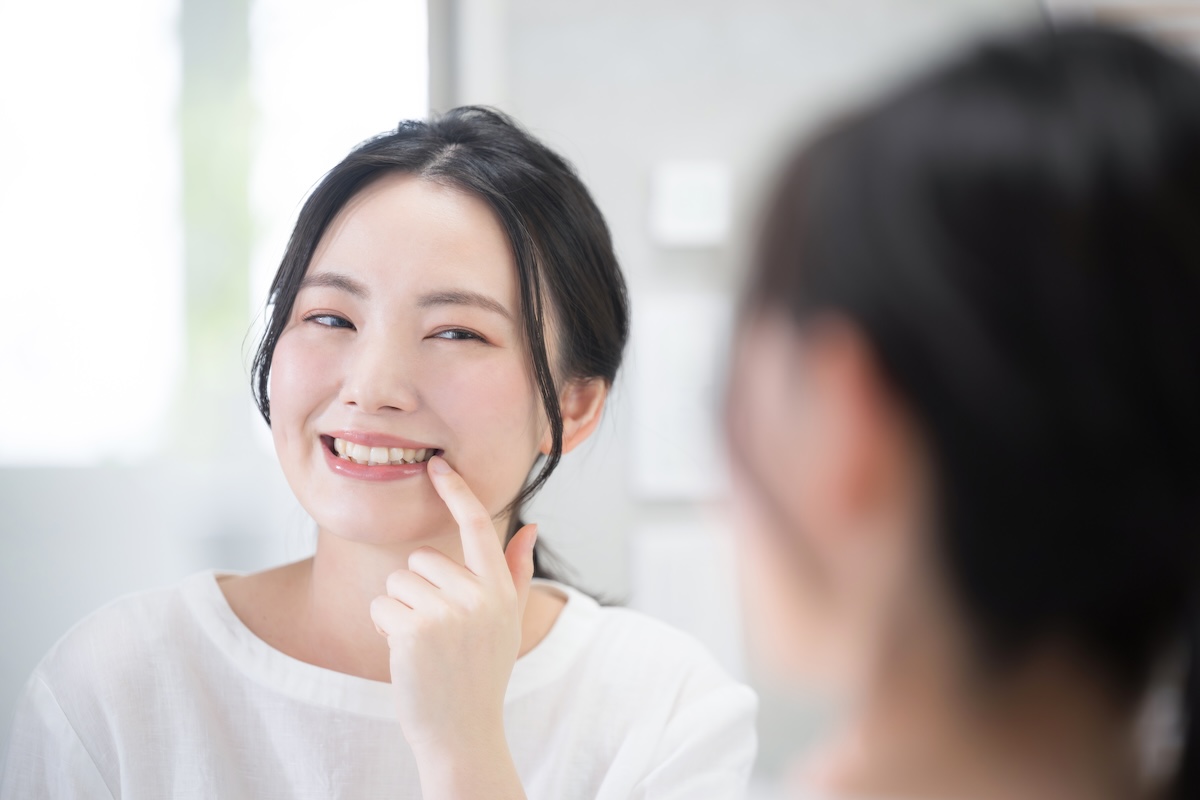 ワイヤー矯正で歯並びがきれいになった女性