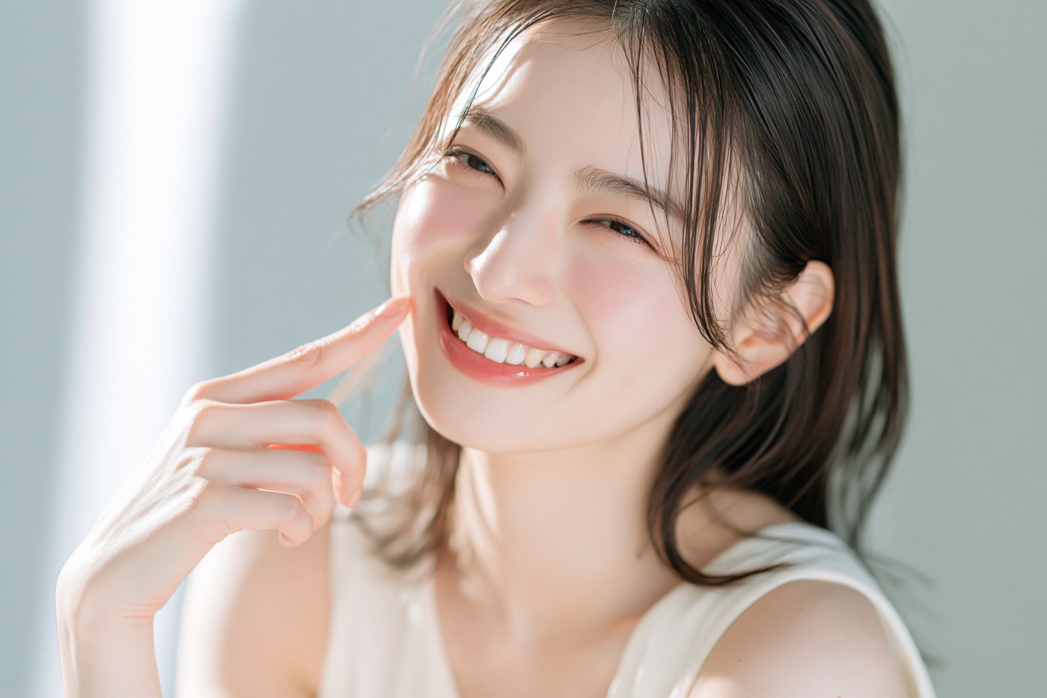 ホームホワイトニングで白くなった歯を見せる女性